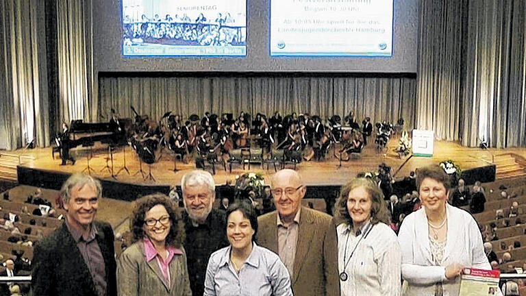 Die Würzburger Reisegruppe beim Deutschen Seniorentag: (von links) Klaus Honsel, Stephanie Böhm, Dr. Bernd Schmitt, Melanie Klimmer, Manfred Lindner, Anna Stvrtecky und Almut Hommers.