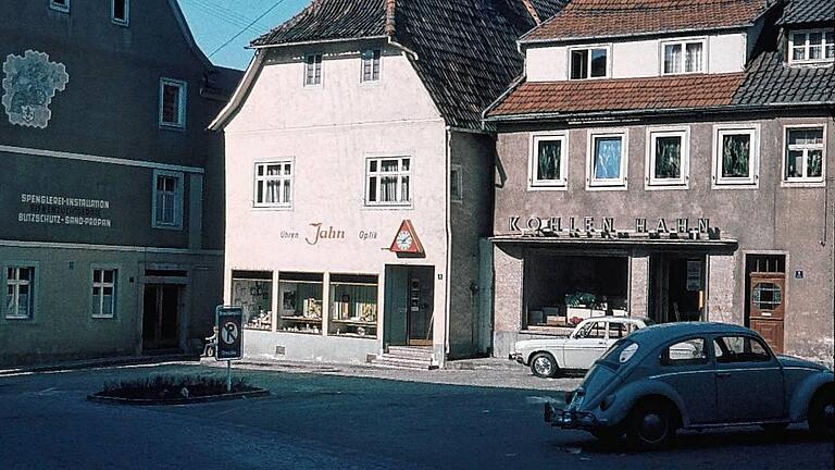 Im Geschäft am Linsenbrunnenplatz begann die 56 Jahre währende Tradition der Juweliersfamilie Jahn in Mellrichstadt. Später zog man dann ein paar Meter hinauf an den Marktplatz. Am 30. Januar öffnet das Geschäft zum letzten Mal. Im Geschäft am Linsenbrunnenplatz begann die 56 Jahre währende Tradition der Juweliersfamilie Jahn in Mellrichstadt. Später zog man dann ein paar Meter hinauf an den Marktplatz. Am 30. Januar öffnet das Geschäft zum letzten Mal.
