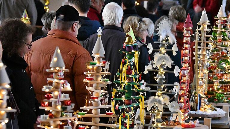 Ein Hingucker beim Bildhäuser Adventsmarkt in der Kirche waren die liebevoll von den den Beschäftigten der Werkstätten hergestellten, geschmückten hölzernen Weihnachtsbäume.