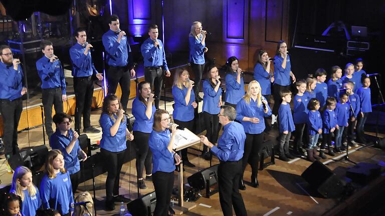 Sänger von drei bis 26 Jahren präsentierten beim Gospel 'When You Believe' gemeinsam auf der Bühne. Foto: Peter Klopf       -  Sänger von drei bis 26 Jahren präsentierten beim Gospel 'When You Believe' gemeinsam auf der Bühne. Foto: Peter Klopf