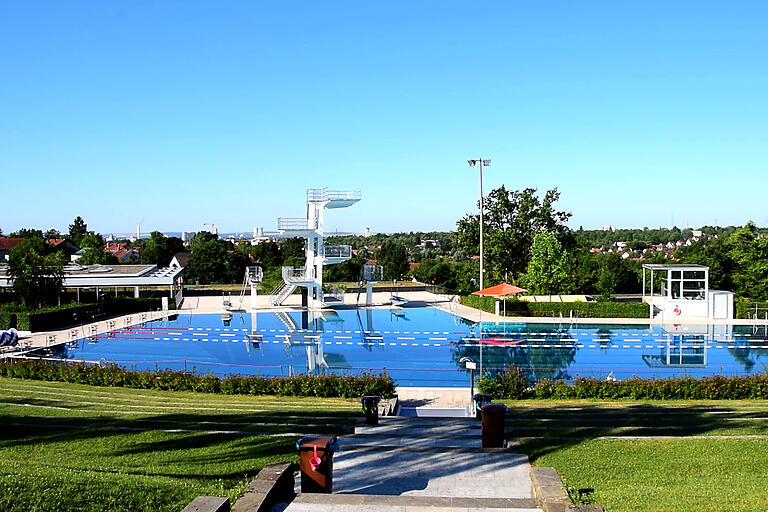 Auch für Freizeiteinrichtungen wie Schwimmbäder (hier das Silvana in Schweinfurt), Tierparks, Museen oder Sportstudios gilt die neue Gutscheinregelung.