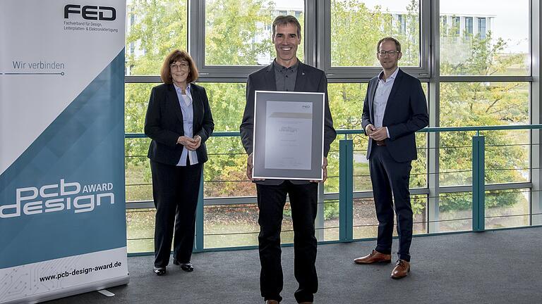 FED-Geschäftsführer Christoph Bornhorn (rechts) und FED-Vorstandsmitglied Erika Reel (Geschäftsbereich Design, Aus- und Weiterbildung) überreichten den PCB Design Award 2020 in Igersheim-Harthausen an Michael Matthes, Senior Expert für neue Elektroniktechnologien und EDA-Systeme bei der Wittenstein cyber motor GmbH.