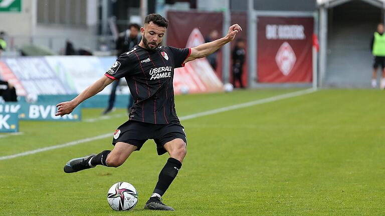 Inzwischen für Türkgücü München, Konkurrent der Würzburger Kickers in der 3. Liga, am Ball: Albion Vrenezi