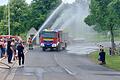 Mit Wasserfontänen wurde am vergangenen Dienstag das neue Feuerwehrauto am Ortseingang von Karbach begrüßt.