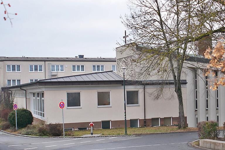 Dieser Bereich mit der Kapelle aus den 1960er Jahren soll abgerissen werden. Hier könnte dann der Neubau der Grabfeldschule entstehen.