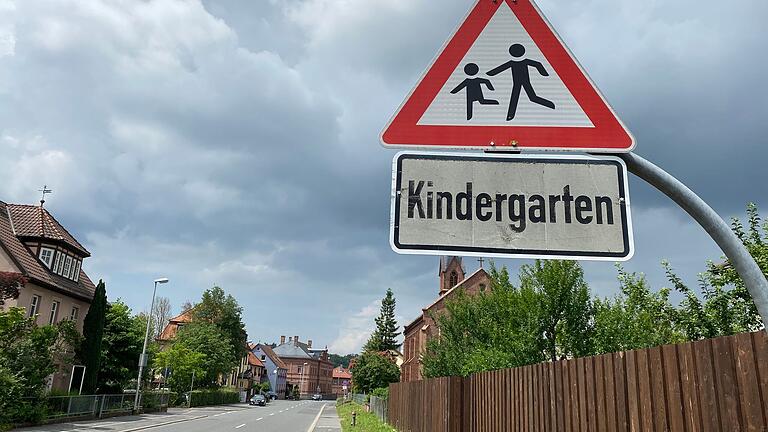 Bisher weist an der Würzburger Straße nur ein Schild darauf hin, dass Kinder die Straße überqueren. Bald soll eine Ampel gebaut werden. (Archivbild)