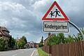 Bisher weist an der Würzburger Straße nur ein Schild darauf hin, dass Kinder die Straße überqueren. Bald soll eine Ampel gebaut werden. (Archivbild)