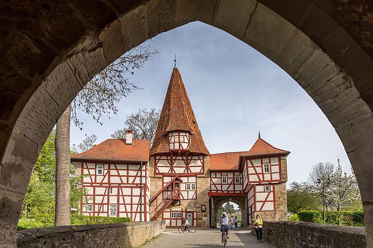 Das Rödelseer Tor ist das Wahrzeichen von Iphofen. Das Rödelseer Tor ist das Wahrzeichen von Iphofen.