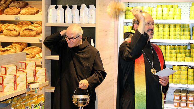 Im Sommer 2015 weihte Abt Michael Reepen (rechts) die neuen Räume des Klosterladens der Abtei Münsterschwarzach feierlich ein. Im Sommer 2015 weihte Abt Michael Reepen (rechts) die neuen Räume des Klosterladens der Abtei Münsterschwarzach feierlich ein.