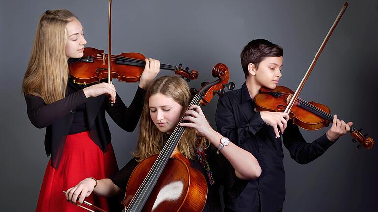 Das Palesotrio aus dem Matthias-Grünewaldgymnasium mit Paula Schlotter und Leonard Strömer (Violine) sowie&nbsp;Philomena Moritz (Violoncelloena) spielt bei der geistlichen Adventsmusik in St. Paul.