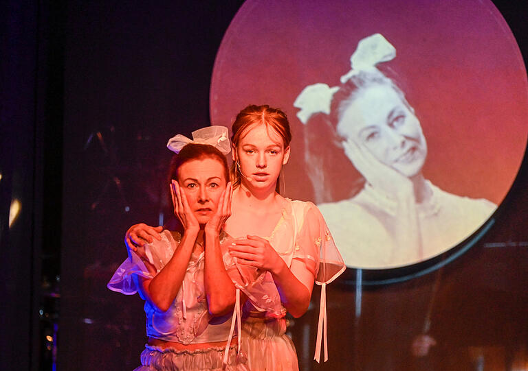 Zum 35. Geburtstag gönnte sich das Theater am Neunermann die Inszenierung von 'Alice' gegönnt. Zum 35. Geburtstag gönnte sich das Theater am Neunermann die Inszenierung von 'Alice' gegönnt.