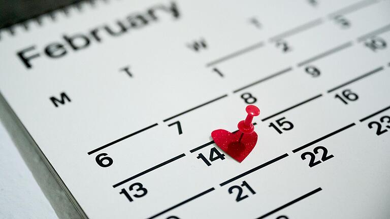 Auf einem Kalender ist der 14. Februar mit einem Herz markiert. Am 14. Februar wird mit dem Valentinstag der Tag der Liebenden begangen.