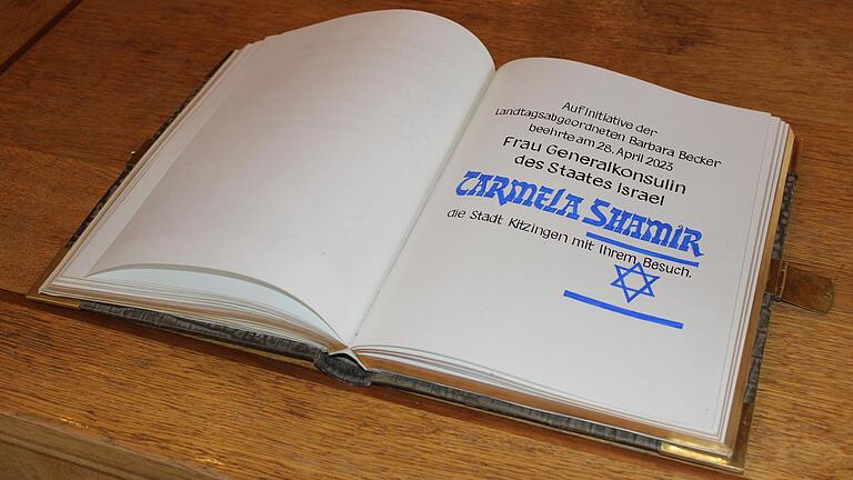 Im April 2023 trug sich die israelische Generalkonsulin Carmela Shamir im Kitzinger Rathaus ins Goldene Buch der Stadt ein. Im April 2023 trug sich die israelische Generalkonsulin Carmela Shamir im Kitzinger Rathaus ins Goldene Buch der Stadt ein.
