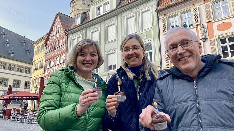 Mit hausgebackenen Schokomuffins schmeckt der Tag nach Glück: Andrea Deschner, Susanne Kornacker und Richard Waigandt freuen sich über das besondere Geburtsdatum, das sie verbindet. Mit hausgebackenen Schokomuffins schmeckt der Tag nach Glück: Andrea Deschner, Susanne Kornacker und Richard Waigandt freuen sich über das besondere Geburtsdatum, das sie verbindet.