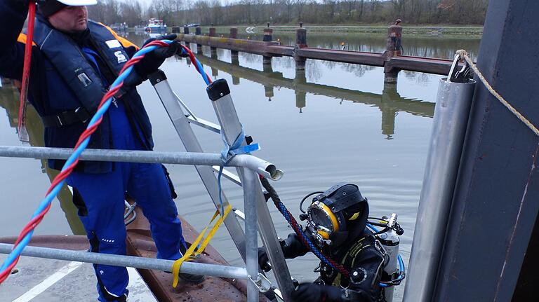'Taucher kommt!' Die Arbeiten unter Wasser sind fertig. 'Taucher kommt!' Die Arbeiten unter Wasser sind fertig.