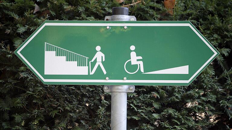 Links die Treppe für Fußgänger, rechts die Auffahrt für Rollstuhlfahrer: Eigentlich sollte ganz Bayern bis 2023 barrierefrei sein – so hatte es die Staatsregierung 2013 versprochen. Doch auch in Unterfranken gibt es für Behinderte noch immer viele Hindernisse. Links die Treppe für Fußgänger, rechts die Auffahrt für Rollstuhlfahrer: Eigentlich sollte ganz Bayern bis 2023 barrierefrei sein – so hatte es die Staatsregierung 2013 versprochen. Doch auch in Unterfranken gibt es für Behinderte noch immer viele Hindernisse.