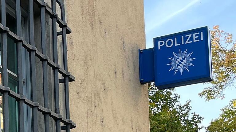 Das Gebäude der Kitzinger Polizei ist in einem traurigen Zustand. Sichtbar von außen: bröckelnder Putz und Feuchtigkeitsschäden. Das Gebäude der Kitzinger Polizei ist in einem traurigen Zustand. Sichtbar von außen: bröckelnder Putz und Feuchtigkeitsschäden.