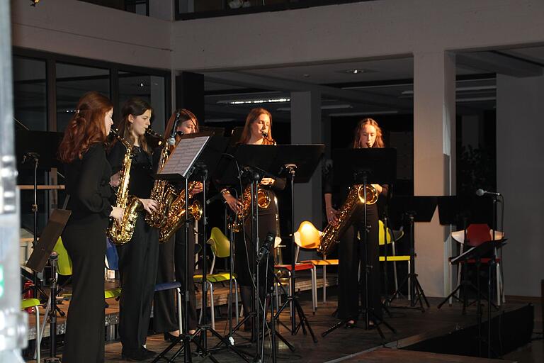 Für das Wissenschaftsseminar der Oberstufe hatten die beiden Schülerinnen Luise Räder (links) und Benita Sebold (Dritte von links) jeweils ein eigenes Medley zusammengestellt und für Saxophon arrangiert. Für das Wissenschaftsseminar der Oberstufe hatten die beiden Schülerinnen Luise Räder (links) und Benita Sebold (Dritte von links) jeweils ein eigenes Medley zusammengestellt und für Saxophon arrangiert.