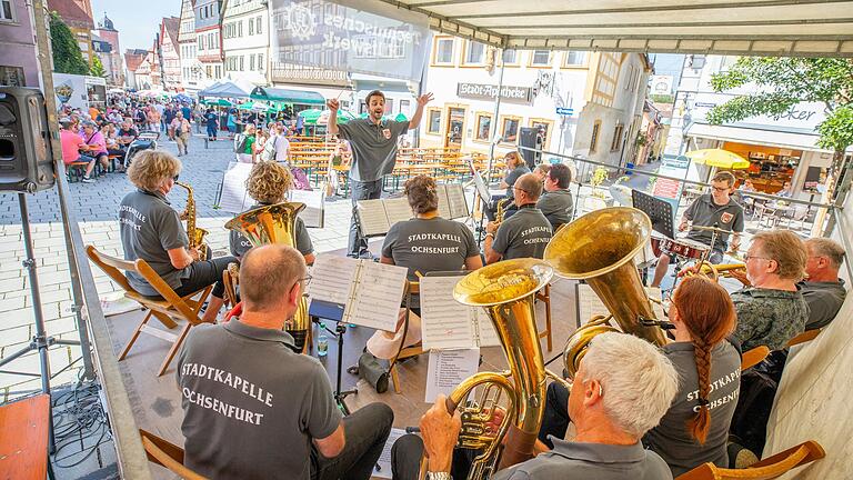 Beim Auftritt der Ochsenfurter Stadtkapelle vor dem Rathaus waren schattige Plätzen für das Publikum rar.