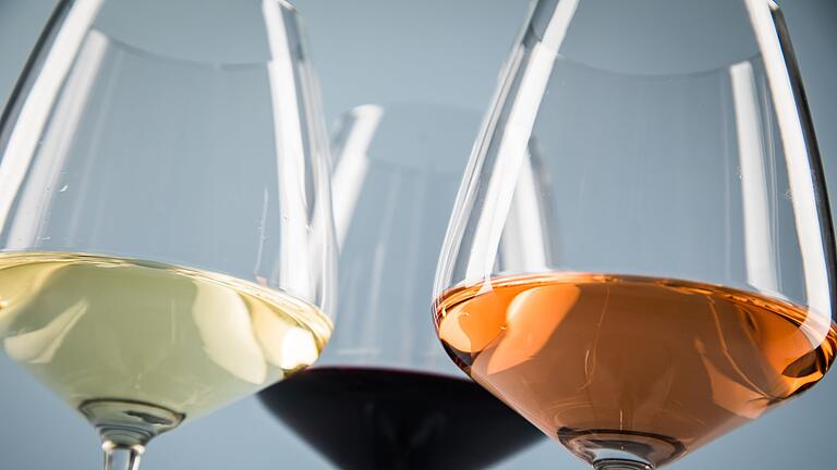 Verschiedene Weine - Winzer probieren sich an entalkoholisierten Weinen nicht nur im Segment der Weiß- und Roséweine, sondern inzwischen auch bei Rotweinen. Verschiedene Weine - Winzer probieren sich an entalkoholisierten Weinen nicht nur im Segment der Weiß- und Roséweine, sondern inzwischen auch bei Rotweinen.