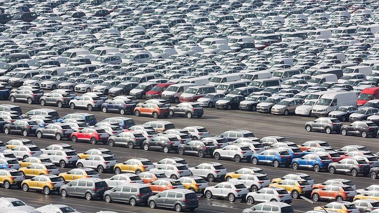 Export-Autos im Hafen von Emden       -  Wegen rechtswidriger Absprachen müssen Autohersteller hohe Strafen zahlen. (Archivbild)
