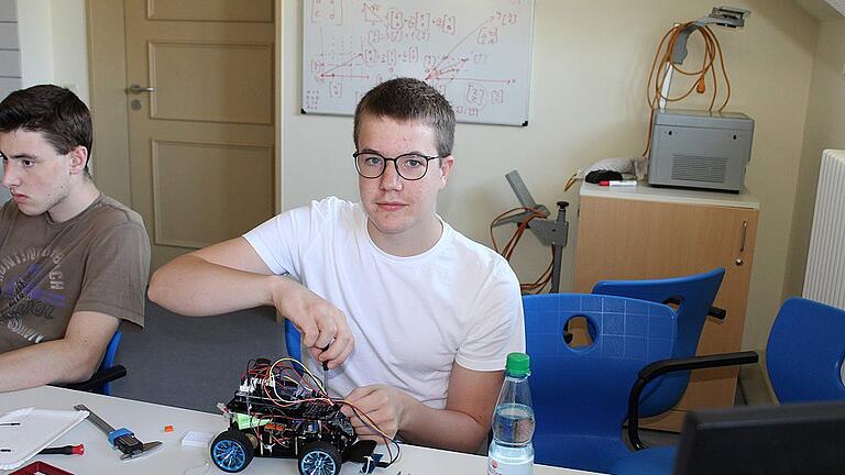 Alexander Feller vom Franz.-Ludwig-von-Erthal-Gymnasium Lohr beim MINT-EC-Forschungscamp Automones Fahren. Alexander Feller vom Franz.-Ludwig-von-Erthal-Gymnasium Lohr beim MINT-EC-Forschungscamp Automones Fahren.