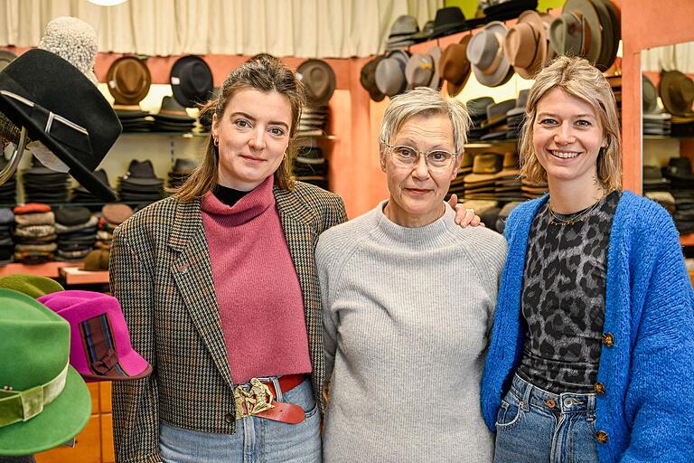 Maria Helsper (Bildmitte) mit ihrer Nachfolgerin Laura Zieger (links) und der Angestellten Elena Hupp. Maria Helsper (Bildmitte) mit ihrer Nachfolgerin Laura Zieger (links) und der Angestellten Elena Hupp.
