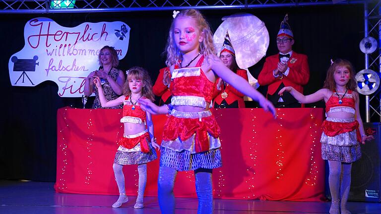Premiere der neuen Purzelgarde der Sängerelf. Premiere der neuen Purzelgarde der Sängerelf.
