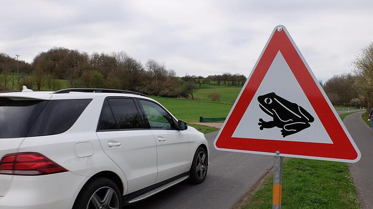 Verkehrsschilder weisen auf die Wanderung der Kröten hin. Björn Hein       -  Verkehrsschilder weisen auf die Wanderung der Kröten hin. Björn Hein