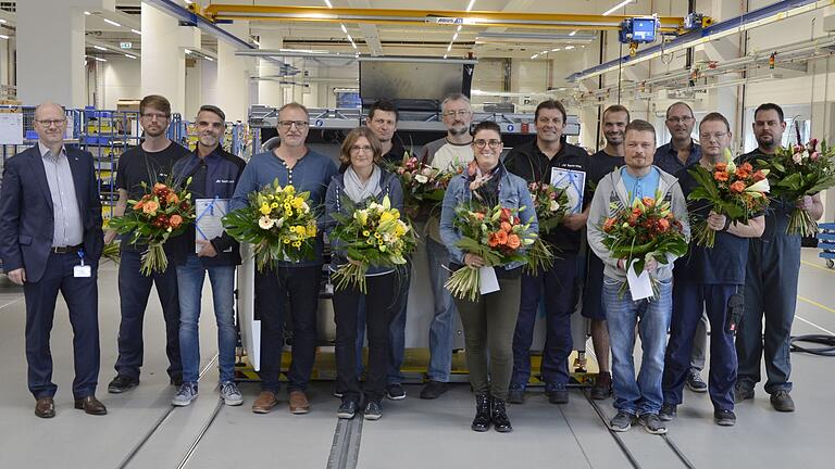 &nbsp;Ralph Knecht (links) und Ersa-Betriebsratsvorsitzender Stefan Kuon (Dritter von rechts) mit den Jubilaren (von links) Sebastian Traub, Lothar Schwab, Markus Sendelbach, Claudia Rosha, Hermann Beck, Johannes Stahl, Monika Volk, Holger Gey, Fabian Dick, Andreas Lobes, Christian Schwab und Michael Stier.