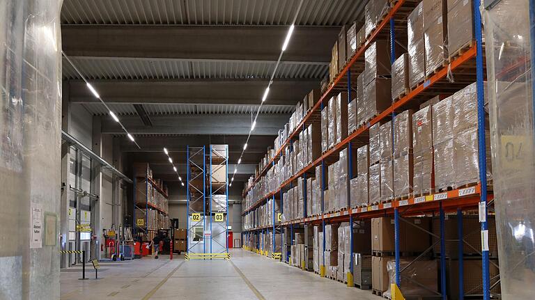 Diese Halle soll einen Teil der Produktionsanlagen von Maincor in Knetzgau aufnehmen. Deshalb muss ein neues Logistikzentrum zur Lagerung der Produkte mit 10 000 Paletten-Stellplätzen entstehen. Diese Halle soll einen Teil der Produktionsanlagen von Maincor in Knetzgau aufnehmen. Deshalb muss ein neues Logistikzentrum zur Lagerung der Produkte mit 10 000 Paletten-Stellplätzen entstehen.