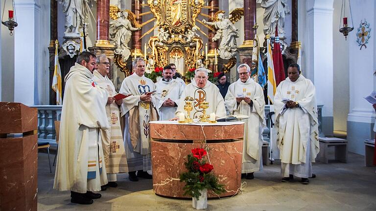 Gemeinsam mit Pfarrer Ottmar Pottler (3. von rechts) zelebrierten den Dankgottesdienst (von links): Pfarrer Michael Erhart, Pfarrer Reiner Fries, Monsignore Werner Kirchner, Diakon Joachim Stapf, Pfarrer Bernhard Öchsner und Kaplan Bill Mikambu. Gemeinsam mit Pfarrer Ottmar Pottler (3. von rechts) zelebrierten den Dankgottesdienst (von links): Pfarrer Michael Erhart, Pfarrer Reiner Fries, Monsignore Werner Kirchner, Diakon Joachim Stapf, Pfarrer Bernhard Öchsner und Kaplan Bill Mikambu.