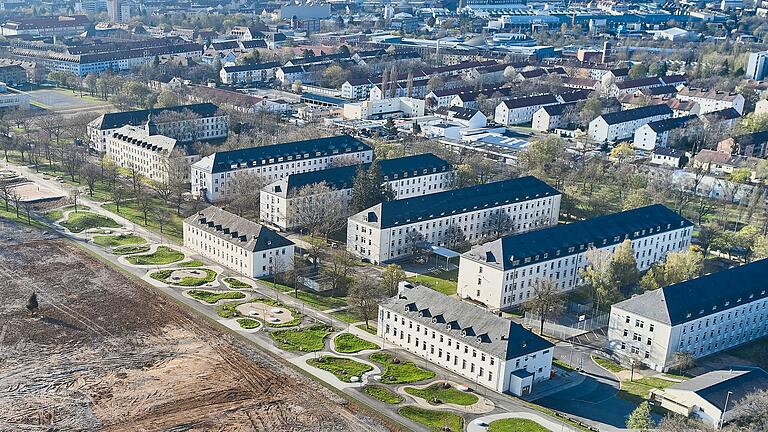 Blick von oben auf die ehemalige Ledward-Kaserne. Im Bau 212 (vorne) ist die Musikschule untergebracht, das Museum könnte im Bau 213 links daneben einziehen. Blick von oben auf die ehemalige Ledward-Kaserne. Im Bau 212 (vorne) ist die Musikschule untergebracht, das Museum könnte im Bau 213 links daneben einziehen.