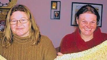 Basteleifer: Maria Bayer und ihre Puppenbettchenbauerin Erika Senf verkaufen beim Auber Weihnachtsmarkt selbst gefertigte Puppenbettchen für einen guten Zweck.