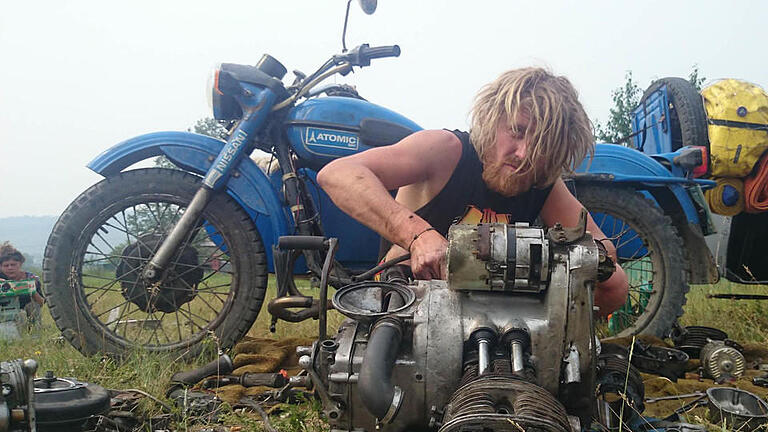 Martin Henz bei einer seiner häufigen Tätigkeiten: beim Reparieren. Foto: Dirk Hengelsberg       -  Martin Henz bei einer seiner häufigen Tätigkeiten: beim Reparieren. Foto: Dirk Hengelsberg