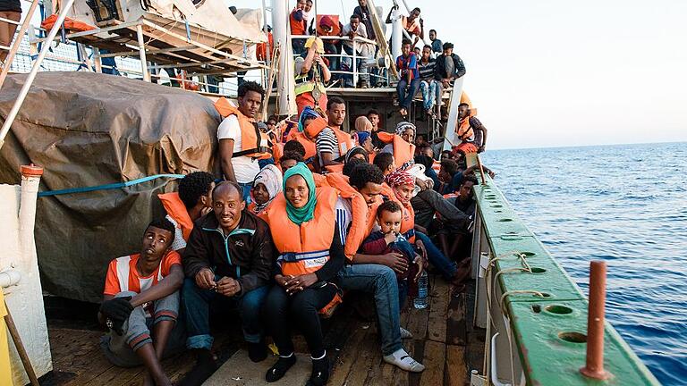 Eigentlich ist die „Sea Eye“ nicht für den Transport von Flüchtlingen gedacht. Wenn jedoch kein größeres Schiff für die Bergung in der Nähe ist, finden die Menschen auch kurzfristig an Bord des ehemaligen Fischkutters Schutz. Foto: Daniel Kempf-Seifried. Sea Eye Eigentlich ist die „Sea Eye“ nicht für den Transport von Flüchtlingen gedacht. Wenn jedoch kein größeres Schiff für die Bergung in der Nähe ist, finden die Menschen auch kurzfristig an Bord des ehemaligen Fischkutters Schutz. Foto: Daniel Kempf-Seifried. Sea Eye