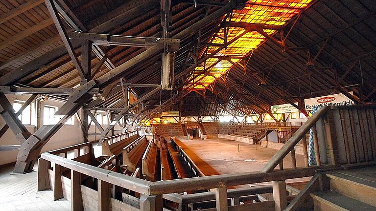 Frankenhalle       -  Das Innere der Frankenhalle mit seiner hölzernen Dachkonstruktion und der Bestuhlung. Archivfoto: Theresa Müller