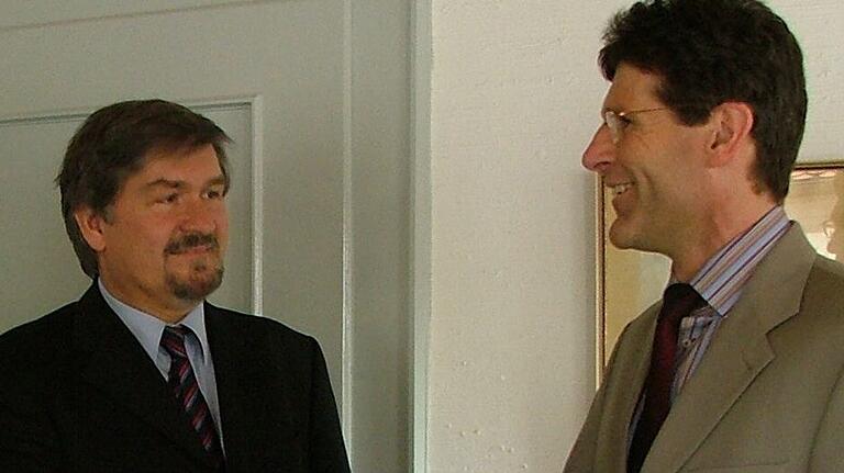 Im März 2005 wurde Hans Schneider Vorstand des neu gegründeten Kommunalunternehmens Stadtwerke Gemünden, hier bei der Amtseinführung mit dem damaligen Bürgermeister Thomas Schiebel. Im März 2005 wurde Hans Schneider Vorstand des neu gegründeten Kommunalunternehmens Stadtwerke Gemünden, hier bei der Amtseinführung mit dem damaligen Bürgermeister Thomas Schiebel.