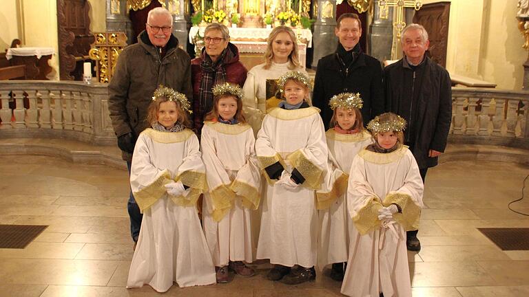 Die Gerolzhöfer Engelschar feiert die Eröffnung der Krippenstraße in der Stadtpfarrkirche. Hinten von links: Krippen-Bauer und Organisator Bruno Steger mit seiner Frau Gisela Steger, Weihnachtsengel Aliya Reichert, Bürgermeister Thorsten Wozniak, Pfarrer Stefan Mai. Die Gerolzhöfer Engelschar feiert die Eröffnung der Krippenstraße in der Stadtpfarrkirche. Hinten von links: Krippen-Bauer und Organisator Bruno Steger mit seiner Frau Gisela Steger, Weihnachtsengel Aliya Reichert, Bürgermeister Thorsten Wozniak, Pfarrer Stefan Mai.