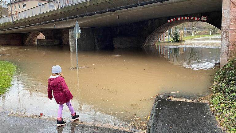 Hochwasser an der Saale und am Mühlgraben in Gemünden an Heiligabend.