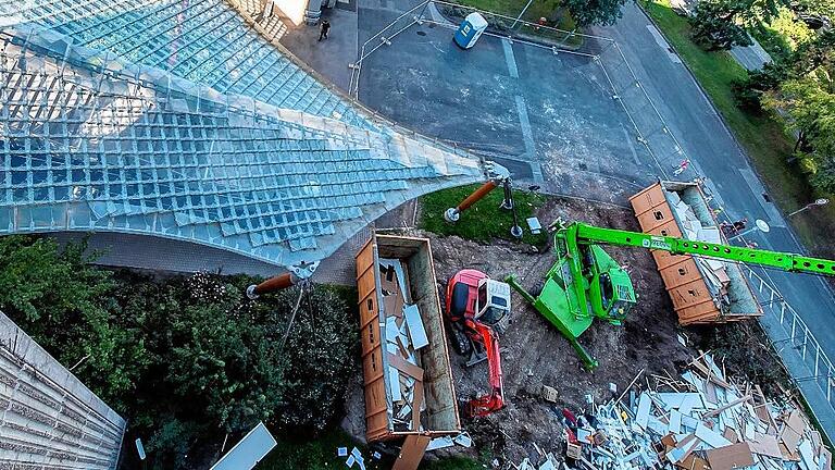 Das Bettenhaus wird entkernt, in den Containern landet nicht mehr brauchbares Mobiliar.