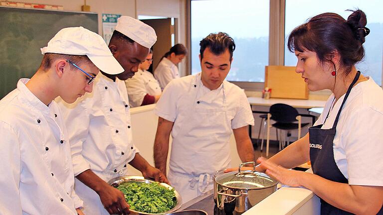 Für den Grünkohl-Smoothie müssen alle Zutaten sehr klein geschnitten  werden, bevor sie in den Mixer kommen, wissen die jungen Leute im Berufsbildungszentrum Münnerstadt.  Dieter Britz       -  Für den Grünkohl-Smoothie müssen alle Zutaten sehr klein geschnitten  werden, bevor sie in den Mixer kommen, wissen die jungen Leute im Berufsbildungszentrum Münnerstadt.  Dieter Britz