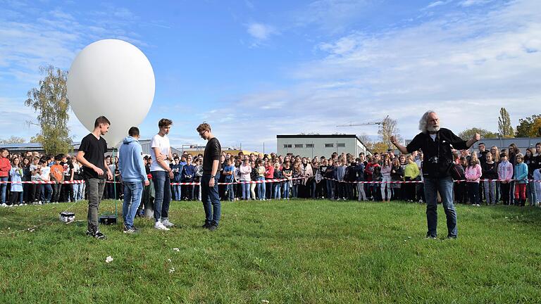 Beim dritten Anlauf hat es geklappt: Die Mitglieder des P-Seminars Physik konnten den Wetterballon steigen lassen. Allerdings muss jetzt noch die Box mit den Messgeräten gefunden werden.