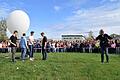 Beim dritten Anlauf hat es geklappt: Die Mitglieder des P-Seminars Physik konnten den Wetterballon steigen lassen. Allerdings muss jetzt noch die Box mit den Messgeräten gefunden werden.