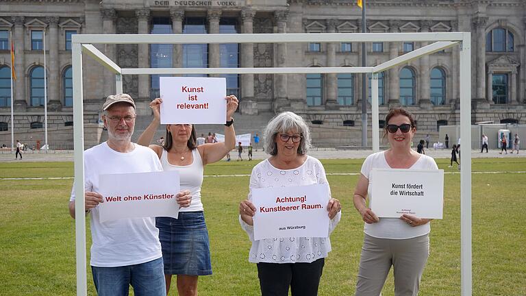 Die jüngste Aktion im August 2020 vor dem Bundestag in Berlin:&nbsp; (von links) Rainer Haindl, Georgia Templiner, Evelin Neukirchen, Gabriele Kunkel.