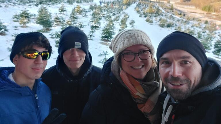 Familie Dymalla mit João bei einem Ausflug im Winter. Vor allem die winterlichen Temperaturen machten dem brasilianischen Austauschschüler zu schaffen.