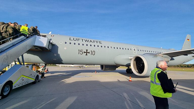 Ein halbes Jahr Auslandseinsatz: Ein Airbus der Luftwaffe holt am Nürnberger Flughafen die Soldaten des deutschen Kontingents für Litauen ab.