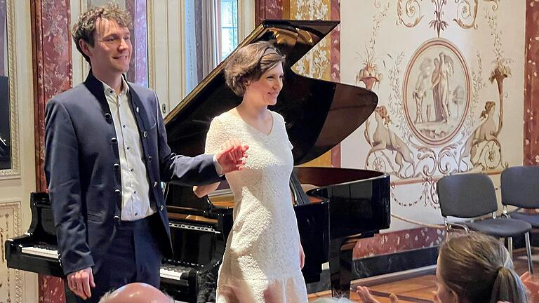 Kunst am Flügel mit vier Händen: Franziska und Florian Glemser spielten im Toscanasaal der Residenz ein Benefizkonzert.