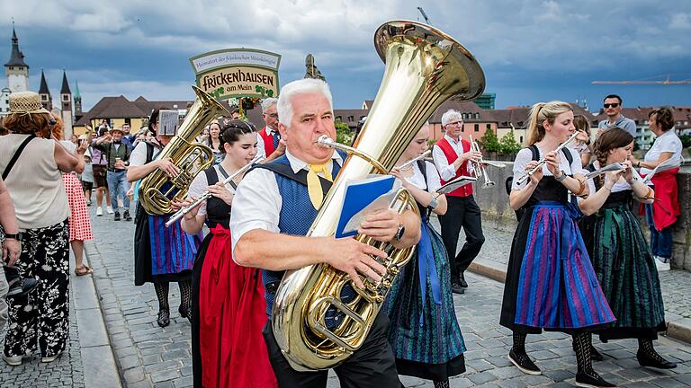 Zahlreiche Trachtengruppen und Vereine zogen am Samstag (6. Juli 2024) im Rahmen des Kiliani-Umzugs durch die Innenstadt in Würzburg. Der Umzug ist fester Bestandteil des Kiliani Volksfestes und findet traditionell am ersten Samstag des Festes statt. Zahlreiche Trachtengruppen und Vereine zogen am Samstag (6. Juli 2024) im Rahmen des Kiliani-Umzugs durch die Innenstadt in Würzburg. Der Umzug ist fester Bestandteil des Kiliani Volksfestes und findet traditionell am ersten Samstag des Festes statt.