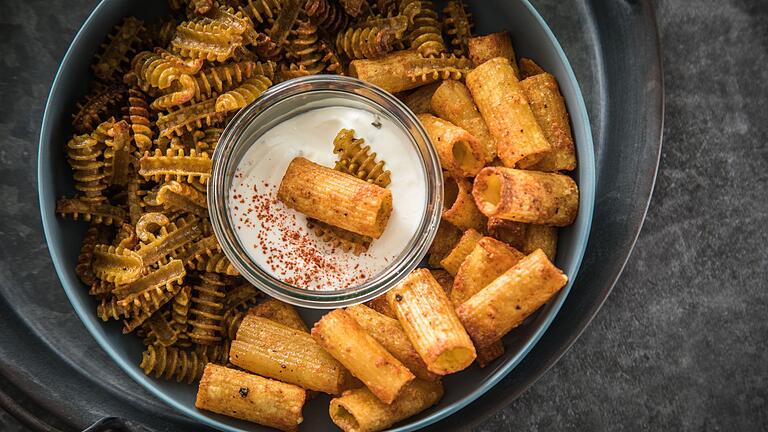 Pasta-Chips aus der Heißluftfritteuse - Wer es besonders knackig mag, macht sich auch Pasta-Chips in der Heißluftfritteuse. Nur noch mit Paprika-Pulver bestreuen und mit Sour Cream servieren - fertig. Pasta-Chips aus der Heißluftfritteuse - Wer es besonders knackig mag, macht sich auch Pasta-Chips in der Heißluftfritteuse. Nur noch mit Paprika-Pulver bestreuen und mit Sour Cream servieren - fertig.